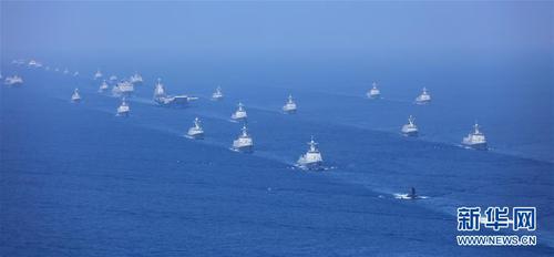 　4月12日上午，中央军委在南海海域隆重举行海上阅兵，展示人民海军崭新面貌，激发强国强军坚定信念。中共中央总书记、国家主席、中央军委主席习近平检阅部队并发表重要讲话。这是航母打击作战群等接受检阅。新华社发（莫小亮 摄）