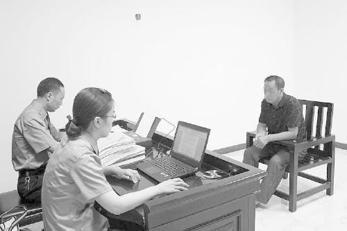 检察官正在提审犯罪嫌疑人