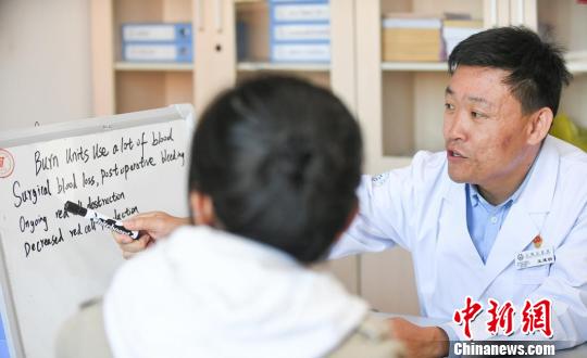 医疗技术和理念的更新日新月异。为与世界先进水平接轨，王建明特别强调专业词汇的英文学习?！》独龇?摄