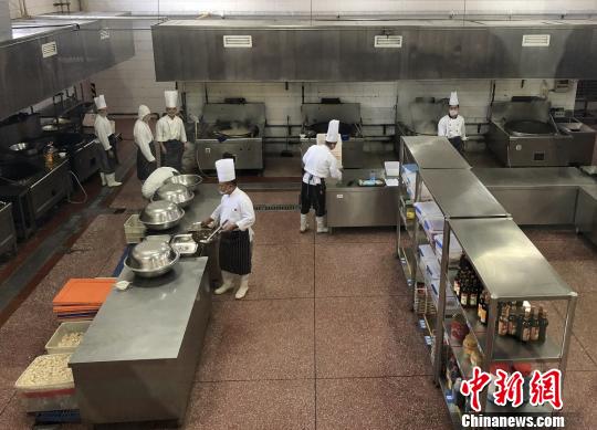 北京市食品药品监管局赴集体用餐配送单位进行食品安全专项检查。北京市食药监局供图
