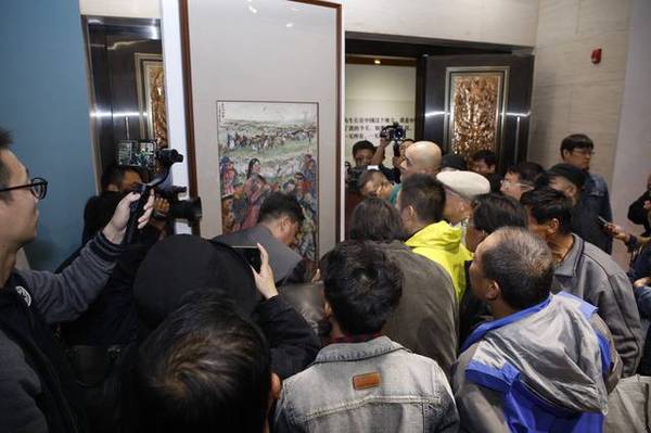 现场嘉宾围观黄胄《草原颂歌图》原作