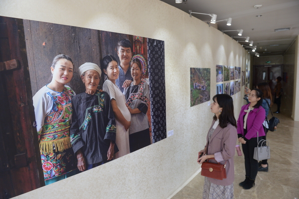 图为观众参观展览