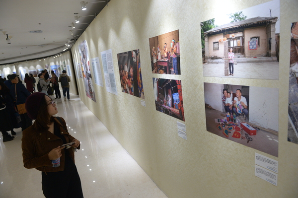 1图为观众参观展览