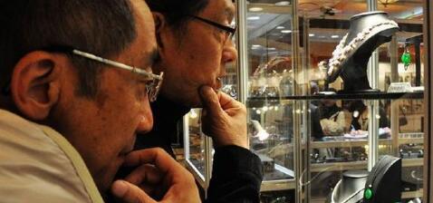 艺术行业本身的体系就比较多元，所以规范艺术行业是规范艺术品市场的前提。