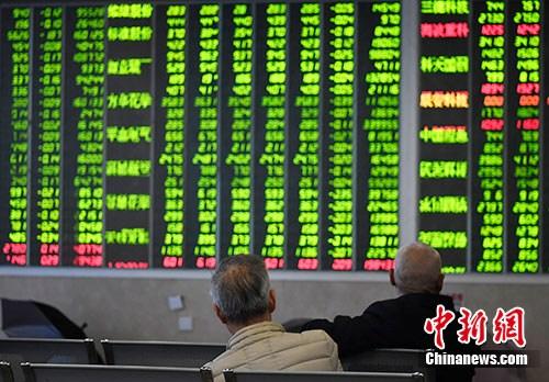 10月18日，成都某证券营业部的股民关注大盘走势。截至当日收盘，沪指报2486.42点，跌75.19点，跌幅2.94%，成交1066亿元；深成指报7187.49点，跌177.72点，跌幅2.41%，成交1331亿元；创业板报1205.03点，跌26.83点，跌幅2.18%，成交486.2亿元。<a target='_blank' href='http://www.chinanews.com/'>中新社</a>记者 安源 摄