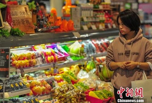 资料图：一名消费者在超市选购商品。<a target='_blank' href='http://www.chinanews.com/'>中新社</a>记者 于海洋 摄