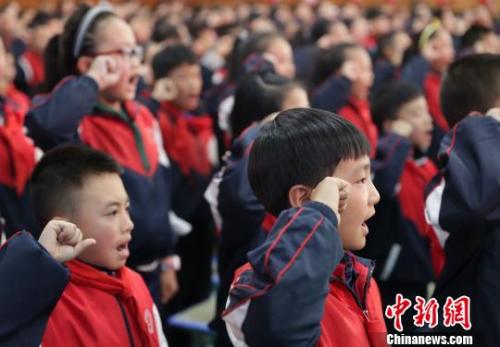 资料图：少先队员庄严宣誓。 杨迪 摄