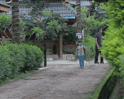 书包让孩子自己背 妈妈:支持 因为我也背不动了