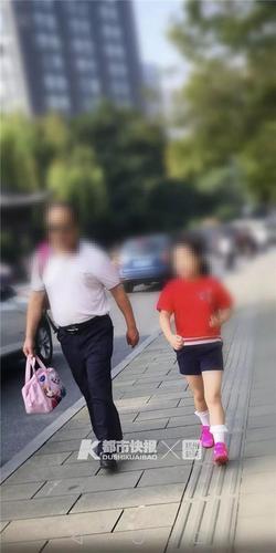 书包让孩子自己背 妈妈:支持 因为我也背不动了