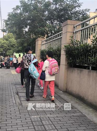 书包让孩子自己背 妈妈:支持 因为我也背不动了