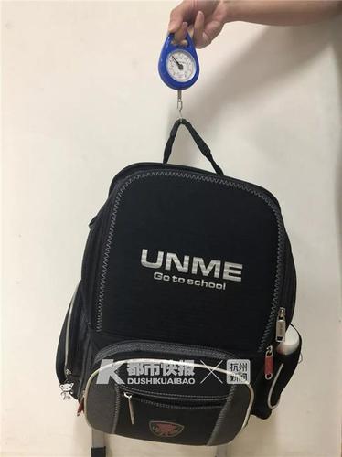 书包让孩子自己背 妈妈:支持 因为我也背不动了