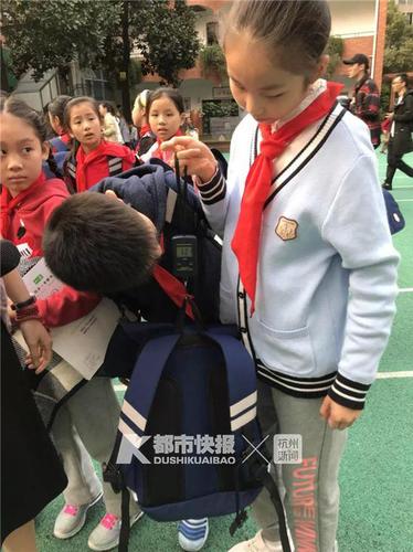 书包让孩子自己背 妈妈:支持 因为我也背不动了