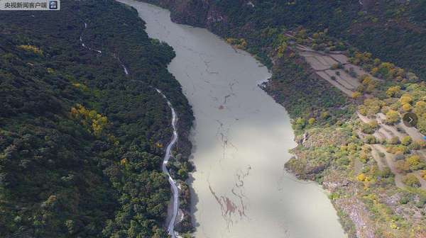 雅鲁藏布江堰塞湖
