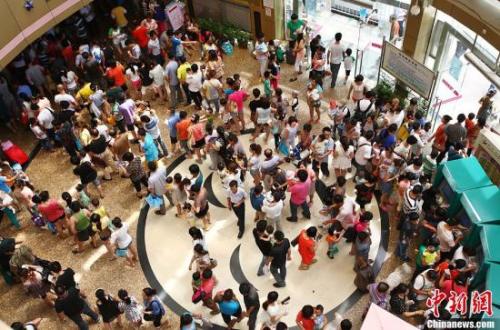 资料图：某医院民众在挂号大厅内排起了长队。<a target='_blank' href='http://www.chinanews.com/'>中新社</a>发 泱波 摄