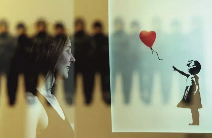 他是全世界最神秘艺术家 自毁价值104万英镑画作