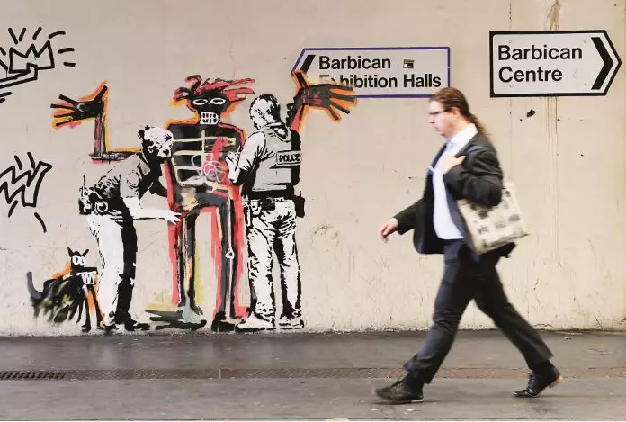 他是全世界最神秘艺术家 自毁价值104万英镑画作