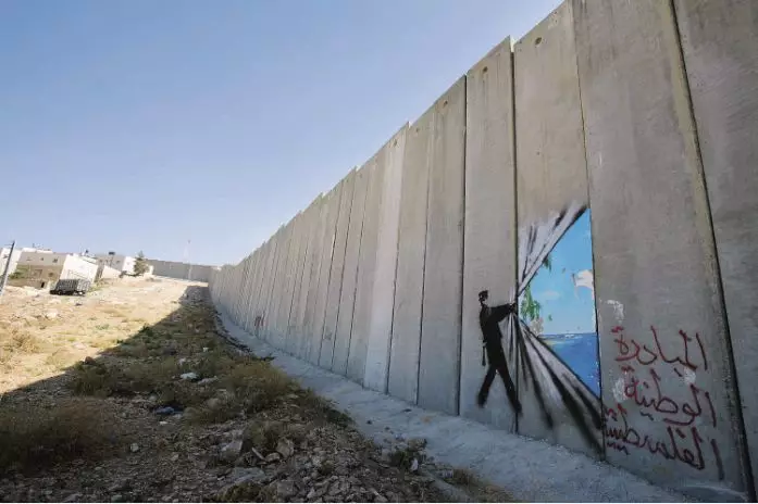 他是全世界最神秘艺术家 自毁价值104万英镑画作