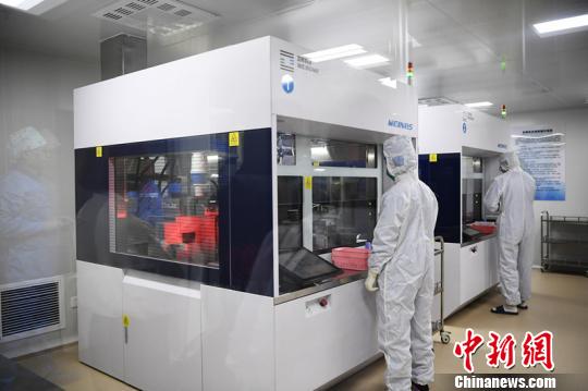 三名“配药机器人”成都上岗50多秒配好一袋药