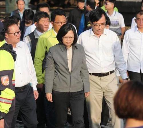 蔡英文赴火车脱轨现?。阂筇ㄌ?天内完成抢修