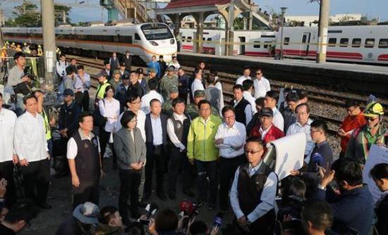 蔡英文赴火车脱轨现?。阂筇ㄌ?天内完成抢修
