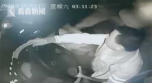 客车司机开车途中遭乘客掐脖 硬撑21秒救21条生命