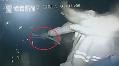 客车司机开车途中遭乘客掐脖 硬撑21秒救21条生命