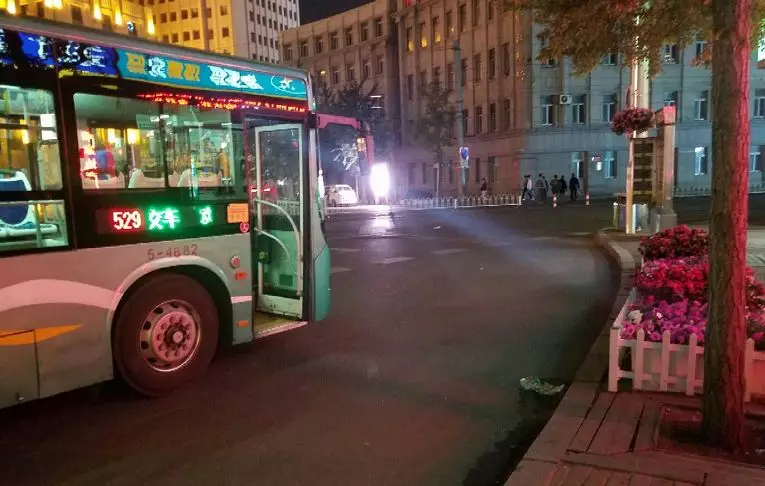 辽宁公交司机宁不发车也要等两个小姑娘 真相暖哭