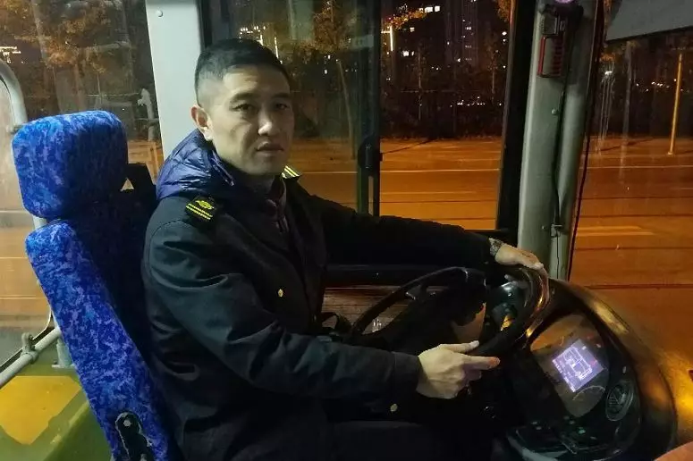 辽宁公交司机宁不发车也要等两个小姑娘 真相暖哭