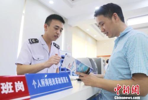 税务人员做好政策咨询和解答服务。胡哲斐 摄