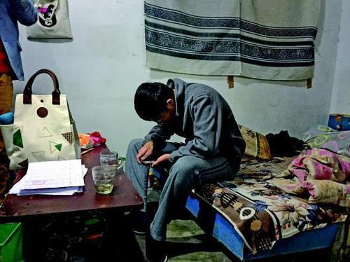 小李家里条件很简陋，没事的时候就自己玩玩手机。