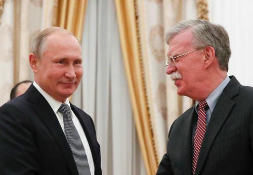 普京见美安全顾问调侃美国国徽:老鹰把橄榄枝吃了?