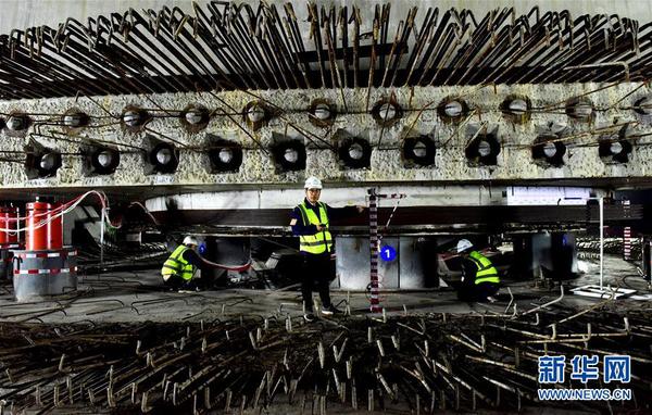 10月24日凌晨，工程技术人员在郑万高铁跨徐兰高铁转体施工现场作业。 2