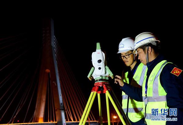 10月24日凌晨，工程技术人员在郑万高铁跨徐兰高铁转体施工现场作业。