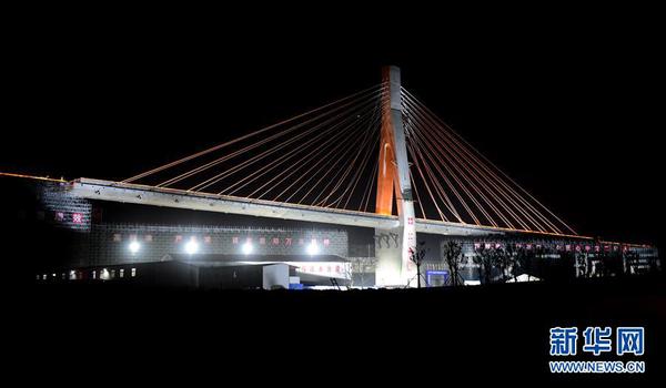 这是10月24日拍摄的郑万高铁跨徐兰高铁转体施工现场。