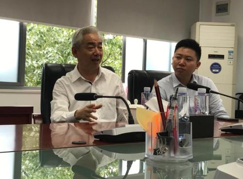 △《时政新闻眼》当天中午在前海管理局会议室见到老郑时，他还是一脸兴奋。坐在他右边的，是同时见到了总书记的香港创业者陈升。（央视记者拍摄）