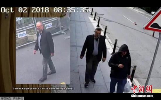 CNN独家发布的视频显示，一名男子(右)穿着卡舒吉衣服，假扮成卡舒吉。