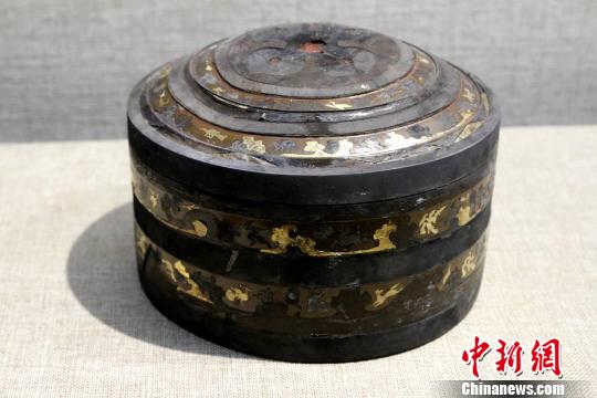 汉代贴金箔漆盒?！≈旖ū?摄