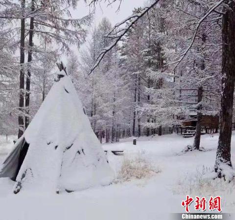 图为雪中撮罗子?！≌喷?摄
