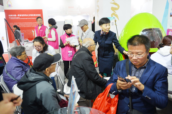 市民在声望听力服务机构展位学习有关听力知识。