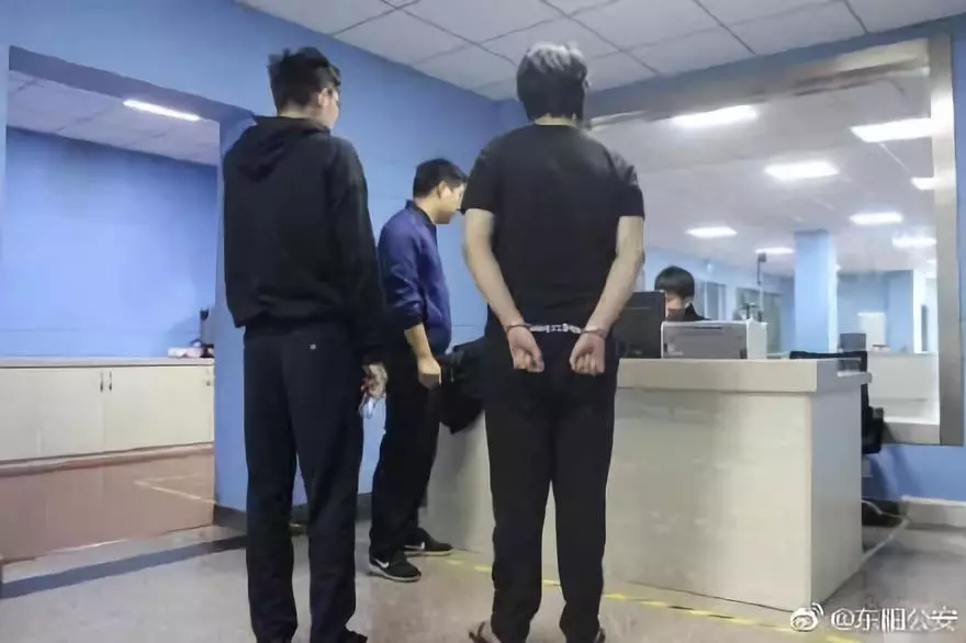 女演员横店拍戏被群众演员抢劫 结果太戏剧