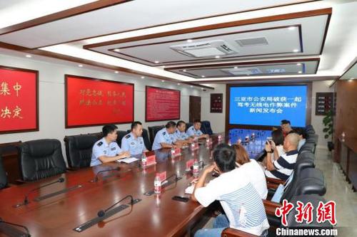 新闻发布会现场　罗佳　摄