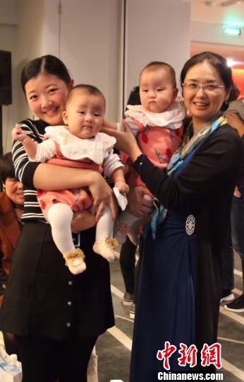 “一妇婴”胎儿医学科邀请了20多个家庭、40多个宝宝回到科室，共同为科室庆生?！≤缝?摄