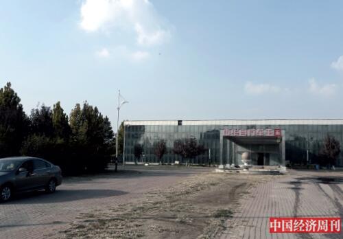 p32-1 “中华自行车王国”产业园区已人去楼空，周边长满了杂草?！吨泄弥芸芳钦?银昕 I 摄