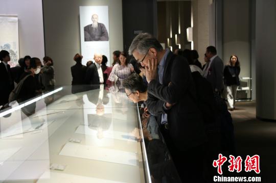 内览会上民众欣赏齐白石作品?！÷郎偻?摄