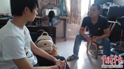 金秋华与网瘾少年谈心。中国青年报·中青在线记者　章正 摄