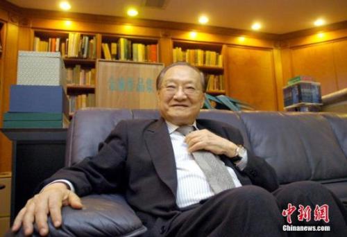 资料图：金庸接受中新社记者专访。中新社记者 洪少葵 摄