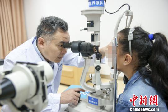 医生在成都给克石圆月做检查?！⊥跖?摄