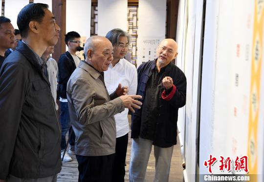“金石秋韵”福建省首届篆刻艺术展暨寿山石印钮雕刻邀请展，吸引观众观展。　记者刘可耕 摄