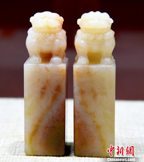 展出的寿山石印钮雕刻精品巜鼎狮钮对章》?！〖钦吡蹩筛?摄