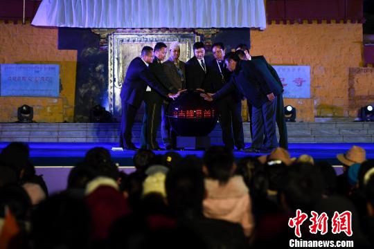 30日晚，吉隆县首届边贸文化旅游节在中尼边境特色小镇吉隆镇开幕。　何蓬磊 摄